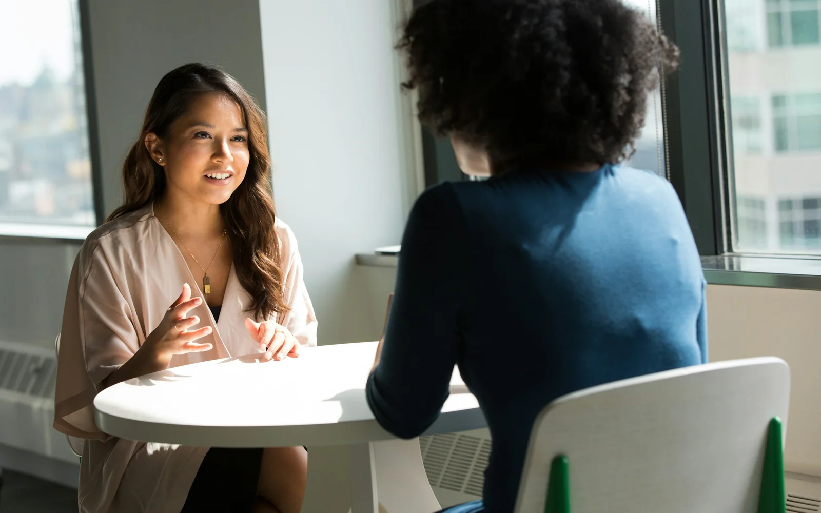 Conversación profesional sobre la gestión de personas