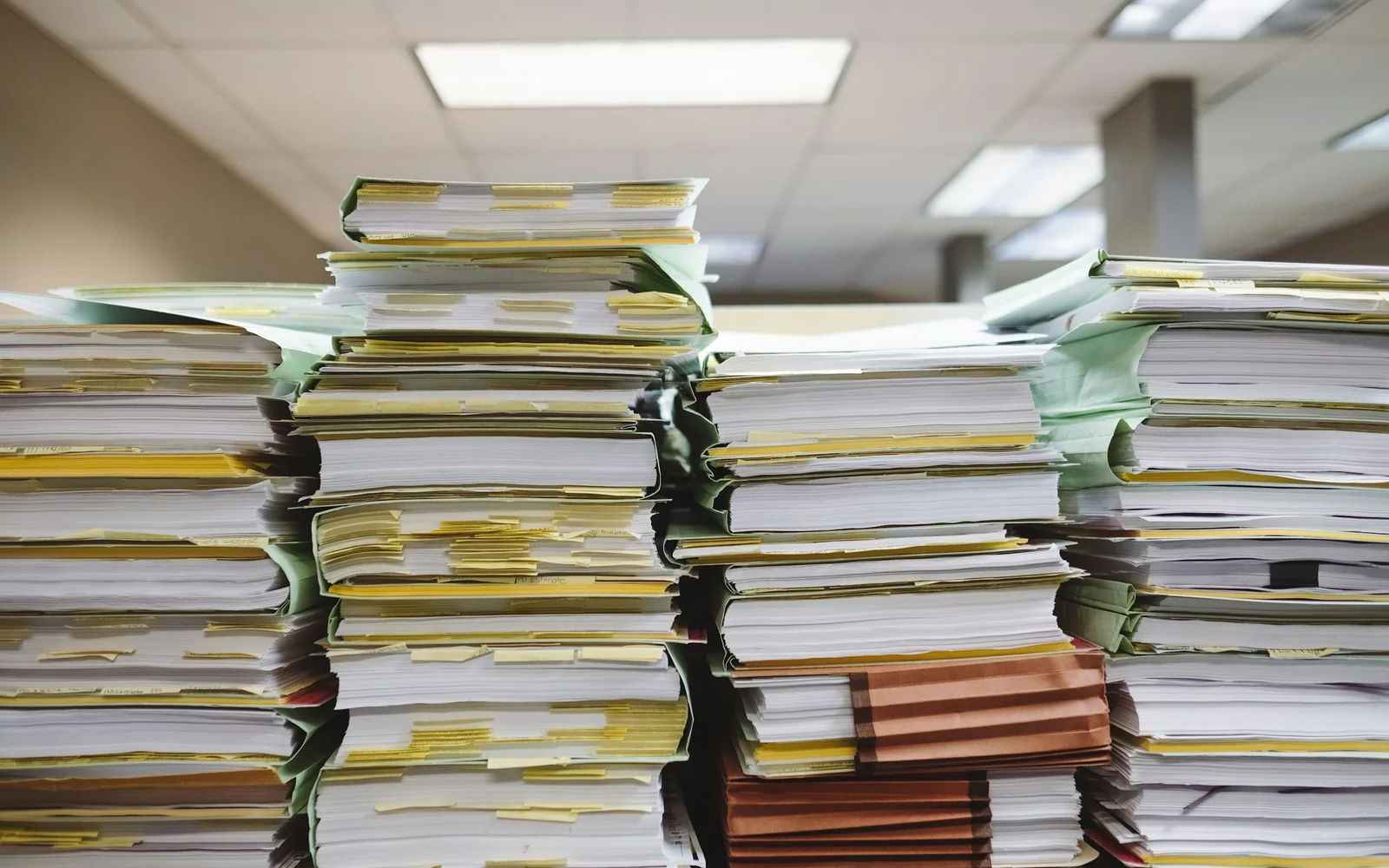 Pilas de expedientes y carpetas en un archivo documental