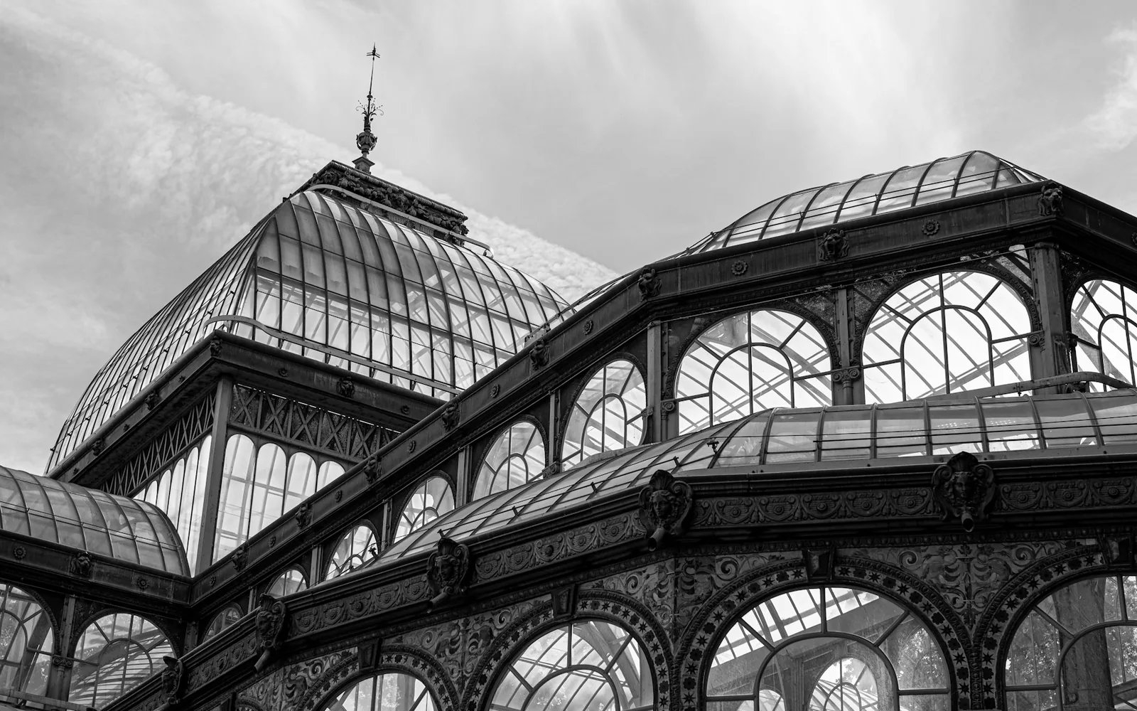 Estructura de hierro y cristal del Palacio de Cristal de Madrid