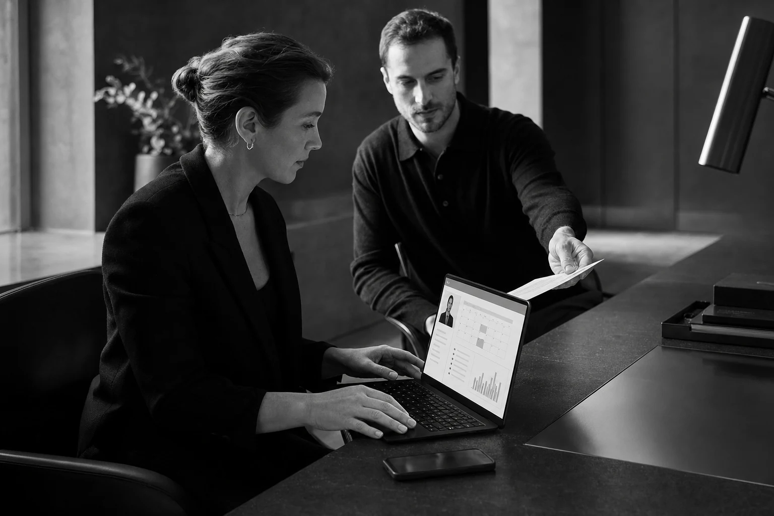 Equipo de recursos humanos coordinando personas y documentos